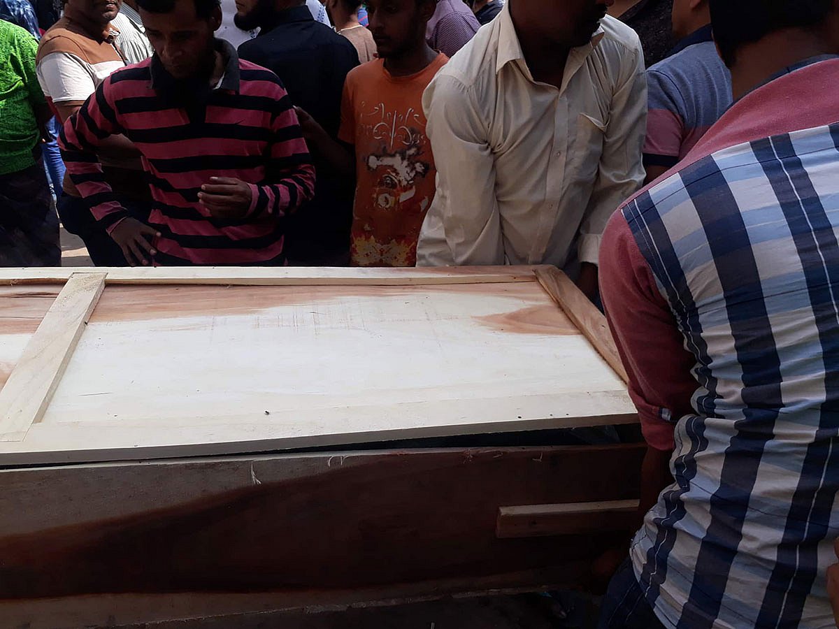 ঢাকা মেডিকেল কলেজের মর্গ থেকে স্বজনদের কাছে লাশ হস্তান্তর করা হচ্ছে। ছবি: রিয়াদুল করিম