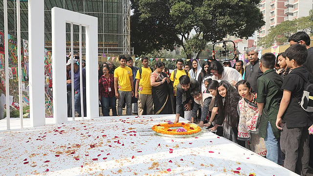 বর্ণমেলায় শহীদ মিনারে আয়মান সাদিকের সঙ্গে ফুল দিচ্ছে শিশুরা। ছবি: সাইফুল ইসলাম।