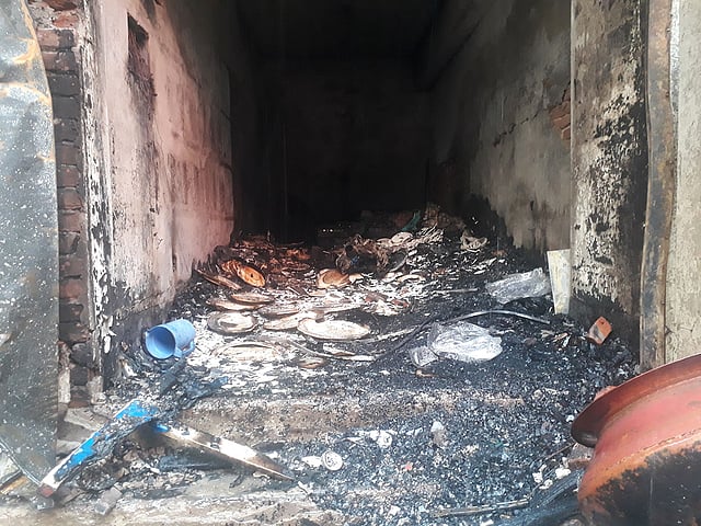 ওয়াহেদ ম্যানশনের এই ডেকোরেটরের কক্ষ থেকে কয়েকটি লাশ উদ্ধার করা হয়। ছবি: আসাদুজ্জামান