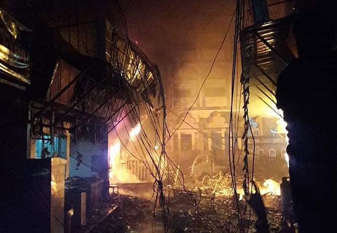 রাজধানী চকবাজার এলাকার একটি পাঁচ তলা আবাসিক ভবনে আগুন লেগেছে। ছবি: প্রথম আলো
