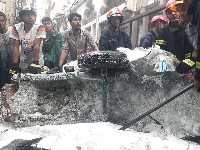 পুড়ে যাওয়া ঠেলাগাড়ির নিচে পড়ে আছে রাসায়নিক সদৃশ উপাদান