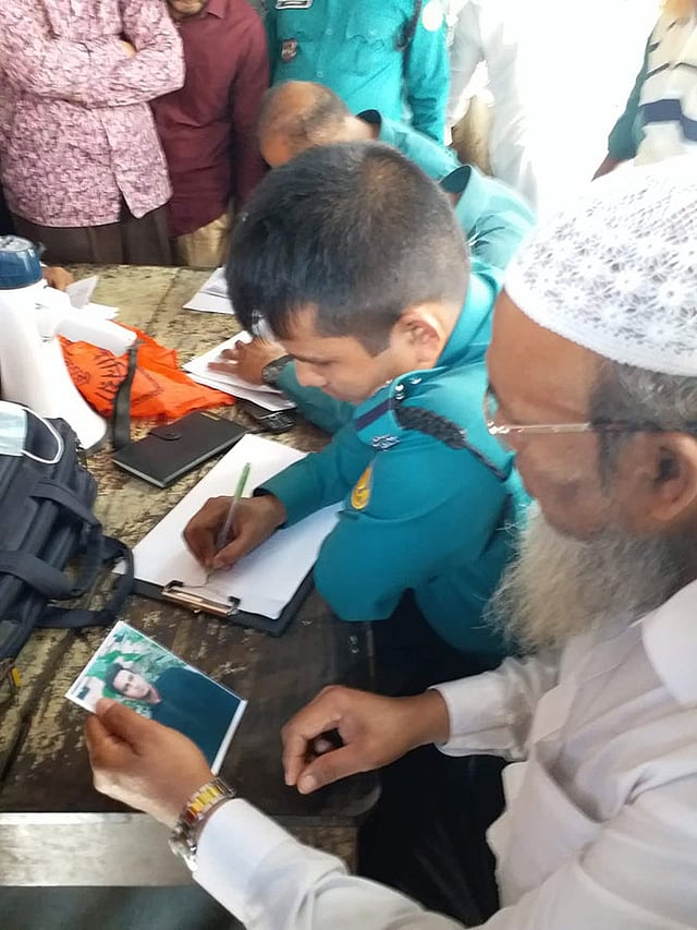 ছবি হাতে নর্থ সাউথ বিশ্ববিদ্যালয়ের বিবিএর ছাত্র তানজিল হাসান ওরফে রোহানকে খুঁজে বেড়াচ্ছেন তাঁর স্বজনেরা।