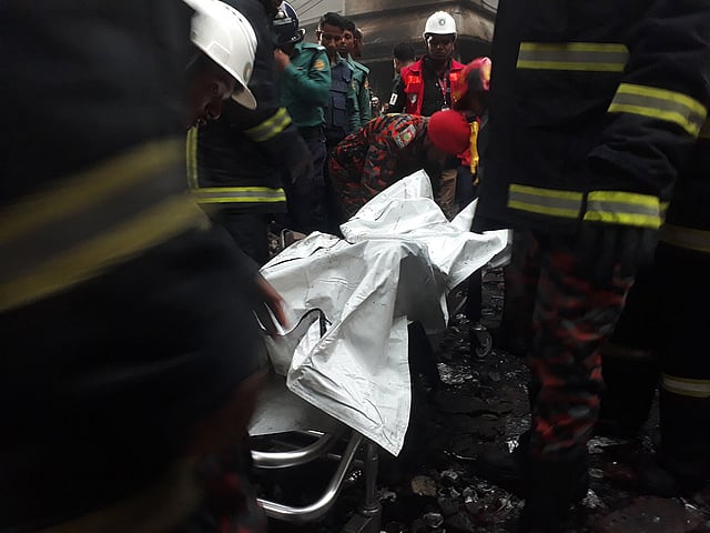 রাত ৩টার পর লাশ উদ্ধার শুরু করেন ফায়ার সার্ভিসের কর্মীরা। ধ্বংসস্তূপ থেকে লাশ নিয়ে যাওয়া শুরু হয় তখন থেকেই।