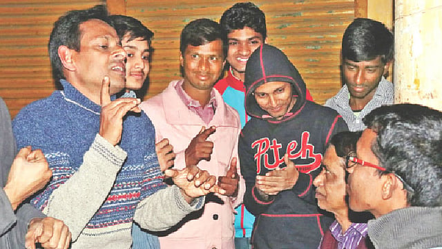 নির্বাক আড্ডায় মশগুল সবাই। তাঁরা সবাই সম্প্রতি পাবনা শহরের এলএমবি মার্কেটে।  প্রথম আলো
