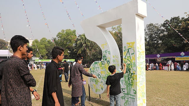 বর্ণমেলায় শিশুরা । সুলতানা কামাল মহিলা ক্রীড়া কমপ্লেক্স, ঢাকা, ২১ ফেব্রুয়ারি। ছবি: প্রথম আলো
