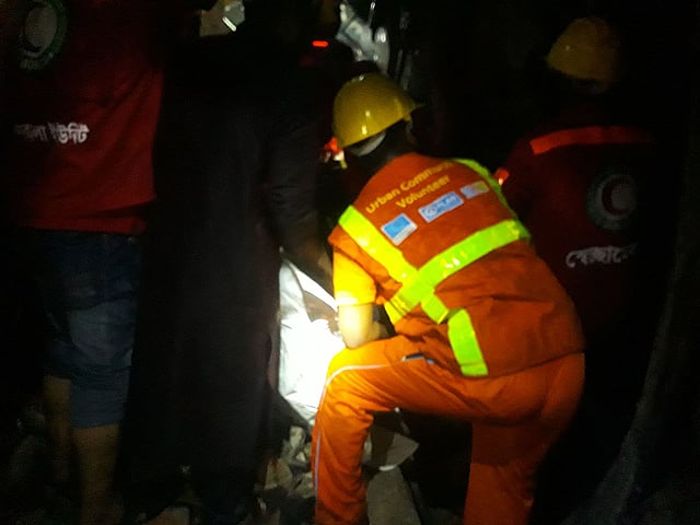 রাতে লাশ নিয়ে যাচ্ছে ফায়ার সার্ভিসের কর্মীরা। ছবি: আসাদুজ্জামান