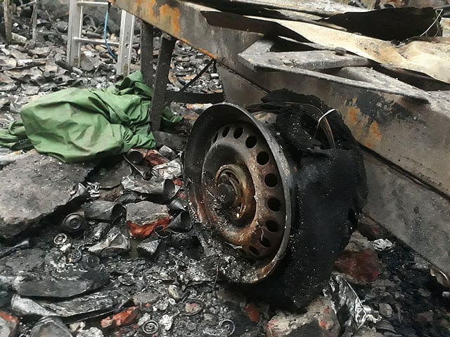 আগুনে পুড়ে গেছে ঠেলাগাড়ি