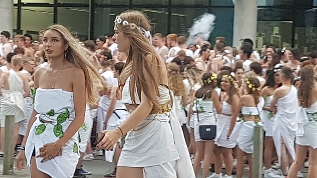 প্রাচীন রোমান সভ্যতার কথা মনে করিয়ে দেওয়া বসন গায়ে দুই নবীন। ছবি: উৎপল শুভ্র