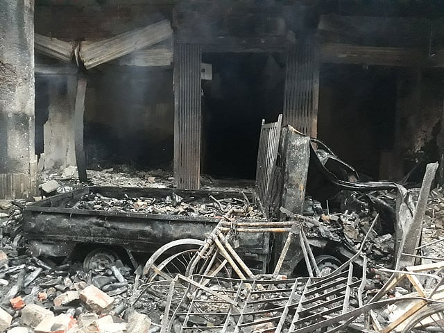 রাসায়নিক দোকানের সামনে পিকআপ পুড়ে গেছে।