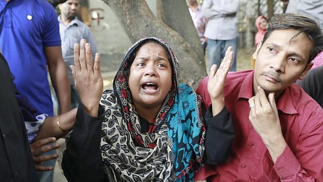 ঢাকা মেডিকেল কলেজ হাসপাতালের সামনে এক স্বজনের আহাজারি। ছবি: শুভ্র কান্তি দাশ
