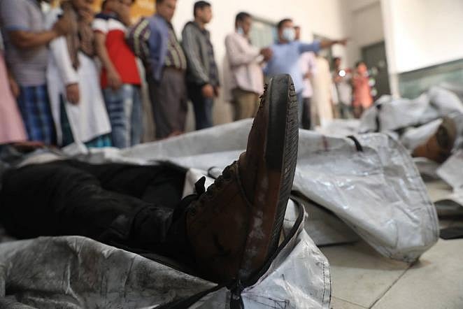 রাজধানীর চকবাজার এলাকায় লাগা আগুনের ঘটনায় নিহতদের লাশ নিয়ে যাওয়া হয় ঢাকা মেডিকেল কলেজ হাসপাতালে। ছবি: দীপু মালাকার