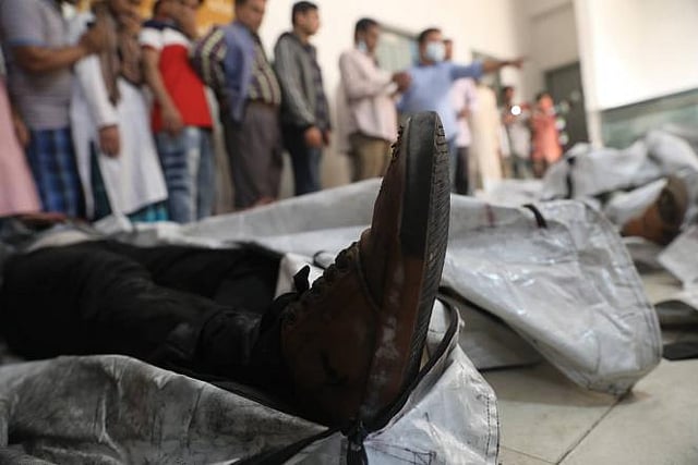 রাজধানীর চকবাজার এলাকায় লাগা আগুনের ঘটনায় নিহতদের লাশ নিয়ে যাওয়া হয় ঢাকা মেডিকেল কলেজ হাসপাতালে। ছবি: দীপু মালাকার