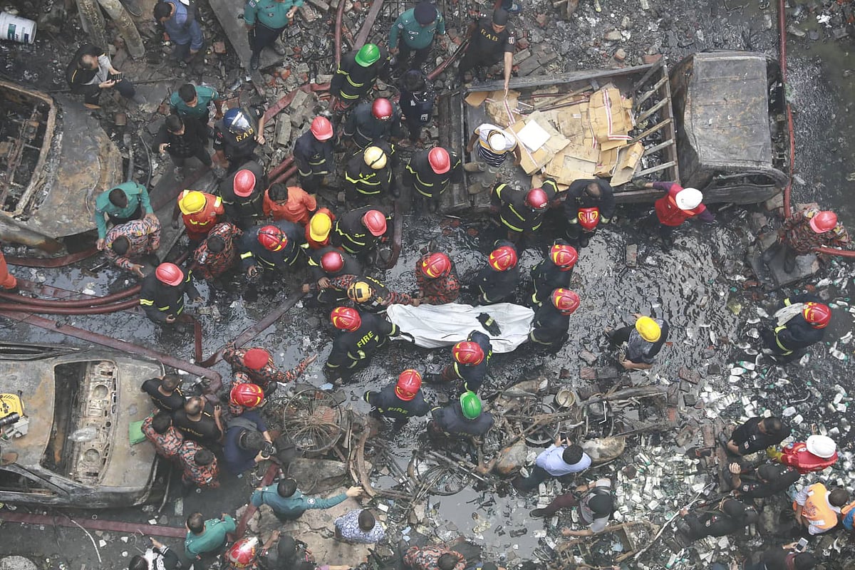 চকবাজারে কাল ভয়াবহ অগ্নিকাণ্ডের ঘটনা ঘটেছে। ছবি: প্রথম আলো