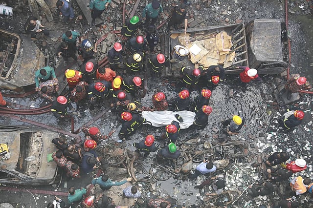 চকবাজারে কাল ভয়াবহ অগ্নিকাণ্ডের ঘটনা ঘটেছে। ছবি: প্রথম আলো