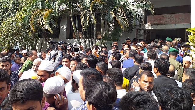 চকবাজারে অগ্নিকাণ্ডের পর স্বজনদের খোঁজে ঢাকা মেডিকেল কলেজের মর্গের সামনে মানুষের ভিড়। ছবি: প্রথম আলো