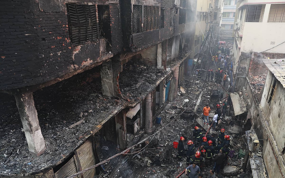 পুরান ঢাকার চকবাজারে অগ্নিকাণ্ডস্থল। ভয়ংকর আগুনে পুড়ে কয়লা হয়ে গেছে বেশ কিছু লাশ। ছবি: শুভ্র কান্তি দাশ