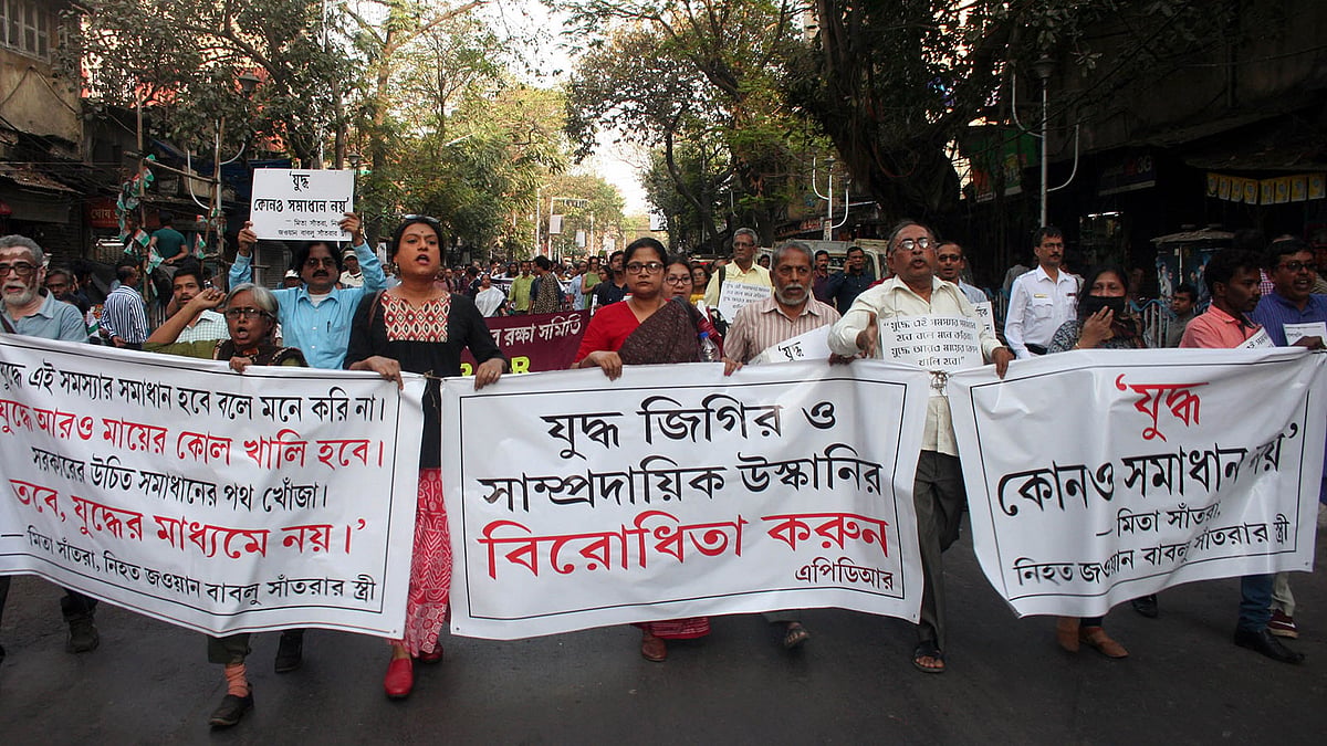 কলকাতায় মানবাধিকার সংগঠন এপিডিআরের শান্তি মিছিল। ছবি: ভাস্কর মুখার্জি।