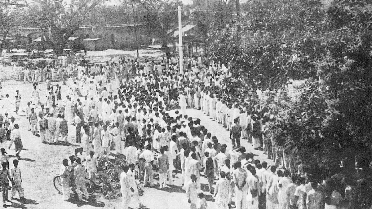 ১৯৫২  সালের একুশে ফেব্রুয়ারি ঢাকা বিশ্ববিদ্যালয়ের আমতলার সভা। ছবি: সংগৃহীত