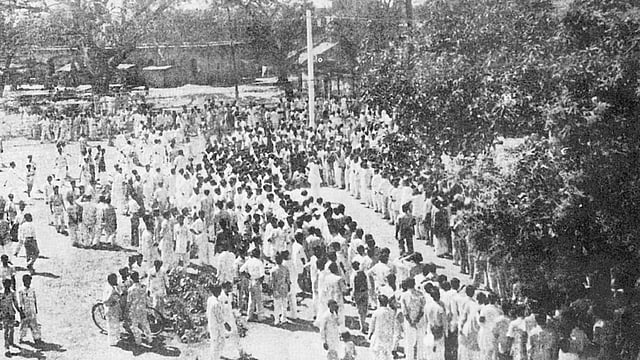 ১৯৫২  সালের একুশে ফেব্রুয়ারি ঢাকা বিশ্ববিদ্যালয়ের আমতলার সভা। ছবি: সংগৃহীত