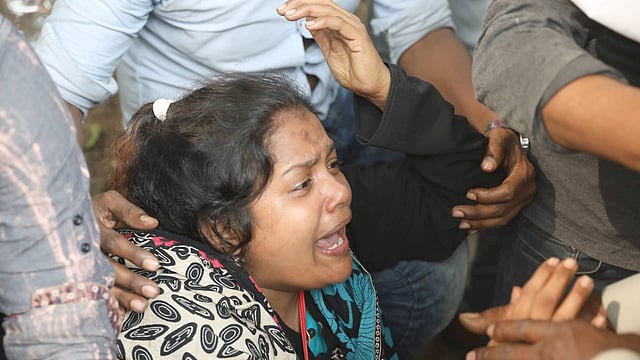 পুরান ঢাকায় রাজ্জাক ভবনে লাগা আগুনে দুই ভাই ও তিন বছর বয়সী ভাতিজাকে হারিয়ে কাঁদছেন জরিনা বেগম। ছবি: দীপু মালাকার