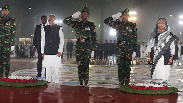 একুশের প্রথম প্রহরে কেন্দ্রীয় শহীদ মিনারে পুষ্পস্তবক অর্পণ করেন রাষ্ট্রপতি মো. আবদুল হামিদ ও প্রধানমন্ত্রী শেখ হাসিনা। ঢাকা, ২১ ফেব্রুয়ারি। ছবি: ফোকাস বাংলা
