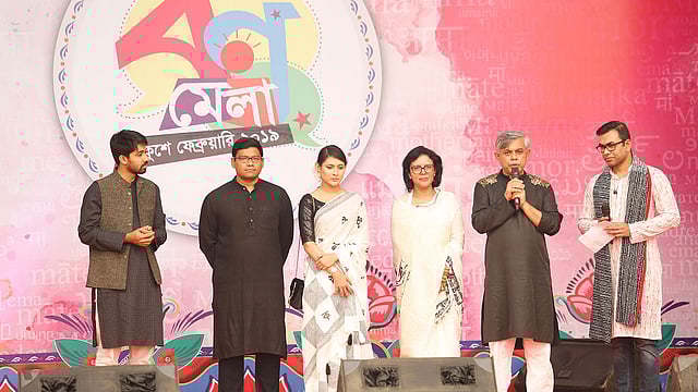 বর্ণমেলার মঞ্চে প্রথম আলোর সহযোগী সম্পাদক আনিসুল হকসহ অন্যরা। সুলতানা কামাল মহিলা ক্রীড়া কমপ্লেক্স, ঢাকা, ২১ ফেব্রুয়ারি। ছবি: প্রথম আলো