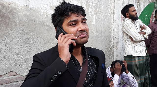 এনামুলের পুড়ে মারা যাওয়ার খবর বাবাকে জানাচ্ছেন ভাই। ছবি: আহমেদ জায়িফ