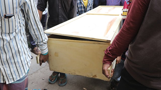 সোলায়মানের মরদেহ ঢাকা মেডিকেল কলেজ হাসপাতাল থেকে টাঙ্গাইলে নিয়ে যাওয়া হচ্ছে। ছবি: আবদুস সালাম