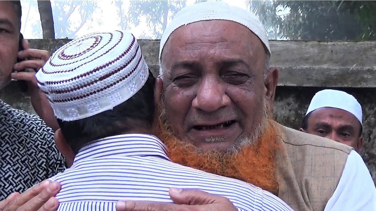 ঢাকার চকবাজারে অগ্নিকাণ্ডের ঘটনায় দুই সন্তান মাসুদ রানা ও মাহবুবুর রহমান রাজুকে একসঙ্গে হারানোর শোকে স্বজনকে জড়িয়ে ধরে অঝোরে কাঁদছেন সাহাব উল্যাহ। ২২ ফেব্রুয়ারি, ২০১৯, নোয়াখালী। ছবি: প্রথম আলো