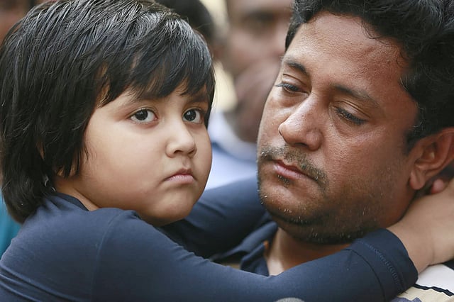 ডিএনএ নমুনা দিতে ঢাকা মেডিকেল কলেজ হাসপাতালে এসেছে শিশু সানিন। ঢাকা, ২২ ফেব্রুয়ারি। ছবি: শুভ্র কান্তি দাশ