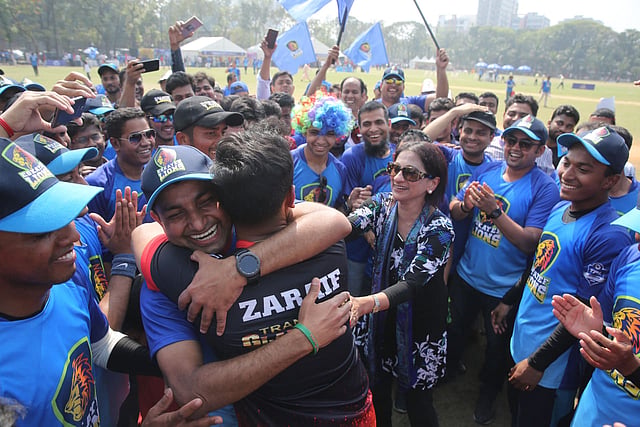 এসকেএফ লায়ন্স খেলোয়াড়দের নিয়ে কর্মকর্তাদের জয় উদযাপন। ছবি: প্রথম আলো