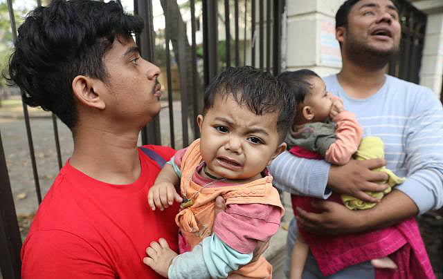 কাওসারের যমজ দুই শিশুসন্তান। ছবি: দীপু মালাকার