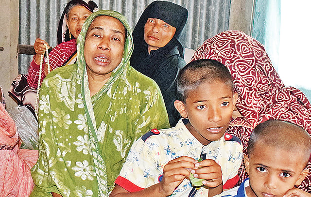 ঢাকার চকবাজারে অগ্নিকাণ্ডে নিহত হেলাল উদ্দিনের মা জহুরা বেগমের আহাজারি। গতকাল দুপুর সোয়া ১২টায় নোয়াখালীর সোনাইমুড়ী উপজেলার নাটেশ্বর গ্রামে।  ছবি: প্রথম আলো