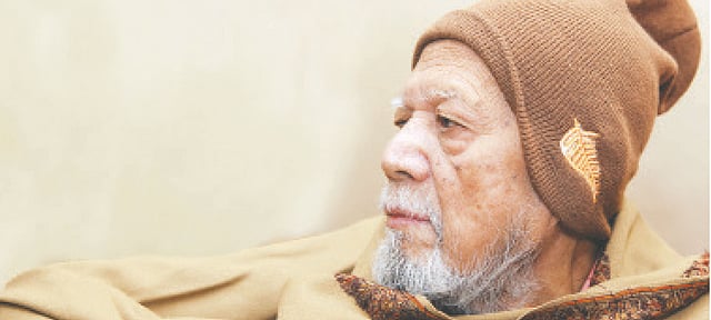 মগবাজারে নিজের বাড়িতে আল মাহমুদ (১১ জুলাই ১৯৩৬—১৫ ফেব্রুয়ারি ২০১৯) । ছবি: খালেদ সরকার