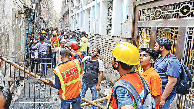 চুড়িহাট্টার গলিগুলো এমনই সরু। এতে ফায়ার সার্ভিসের গাড়ি প্রবেশে ঘটেছে বিপত্তি।  প্রথম আলো