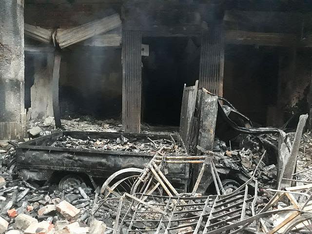 ওয়াহেদ ম্যানশনের সামনে পুড়ে অঙ্গার পিকআপ। ছবি: আসাদুজ্জামান
