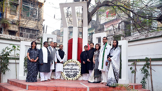উপহাইকমিশনের শহীদবেদিতে শ্রদ্ধা নিবেদন। ছবি: ভাস্কর মুখার্জি