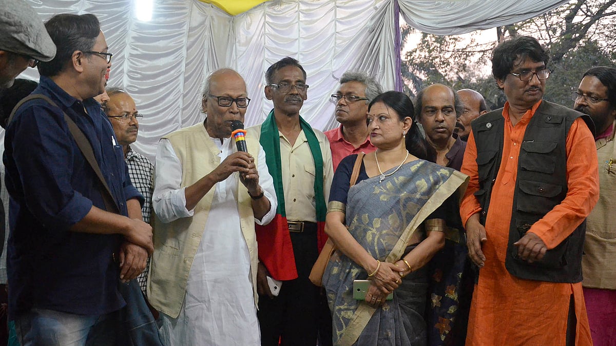 কলকাতার একাডেমি অব ফাইন আর্টস চত্বরে একুশের অনুষ্ঠানের উদ্বোধন করেন কবি শঙ্খ ঘোষ। ছবি: ভাস্কর মুখার্জি