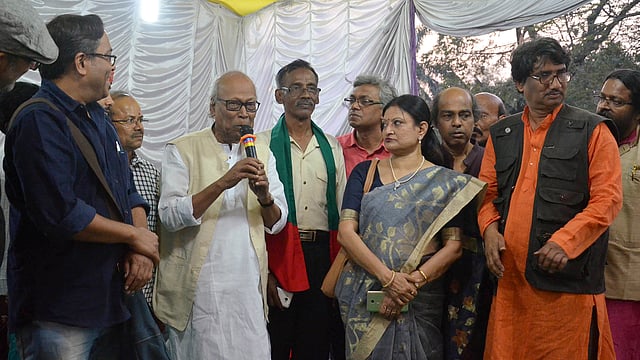কলকাতার একাডেমি অব ফাইন আর্টস চত্বরে একুশের অনুষ্ঠানের উদ্বোধন করেন কবি শঙ্খ ঘোষ। ছবি: ভাস্কর মুখার্জি