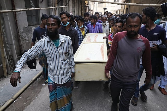 লাশ নিয়ে যাচ্ছেন স্বজনেরা। ছবি: আবদুস সালাম