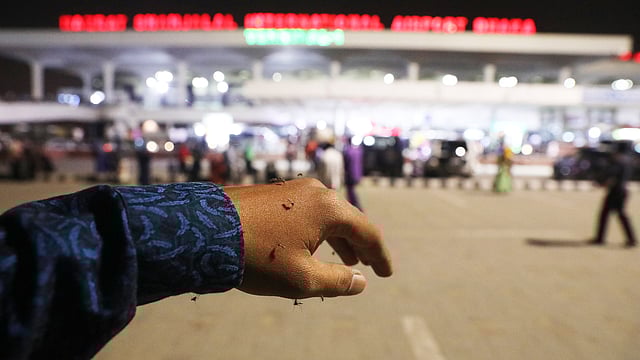 একটু সুযোগ পেলে এভাবেই অপেক্ষমাণ ব্যক্তিদের শরীরে হামলে পড়ে মশার ঝাঁক।  শাহজালাল আন্তর্জাতিক বিমানবন্দর, ঢাকা, ২৩ ফেব্রুয়ারি। ছবি: দীপু মালাকার