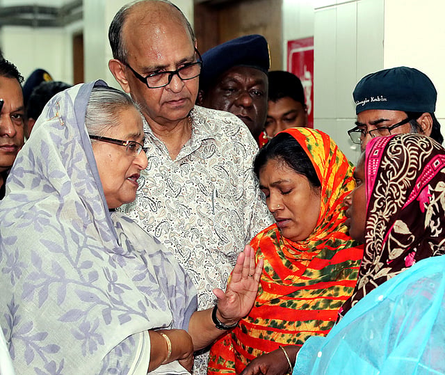 বার্ন ইউনিটে চিকিৎসাধীন ব্যক্তিদের স্বজনকে সান্ত্বনা দিচ্ছেন প্রধানমন্ত্রী শেখ হাসিনা। ছবি: বাসস