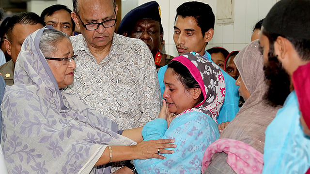 বার্ন ইউনিটে চিকিৎসাধীন ব্যক্তিদের স্বজনকে সান্ত্বনা দিচ্ছেন প্রধানমন্ত্রী শেখ হাসিনা। ছবি: বাসস