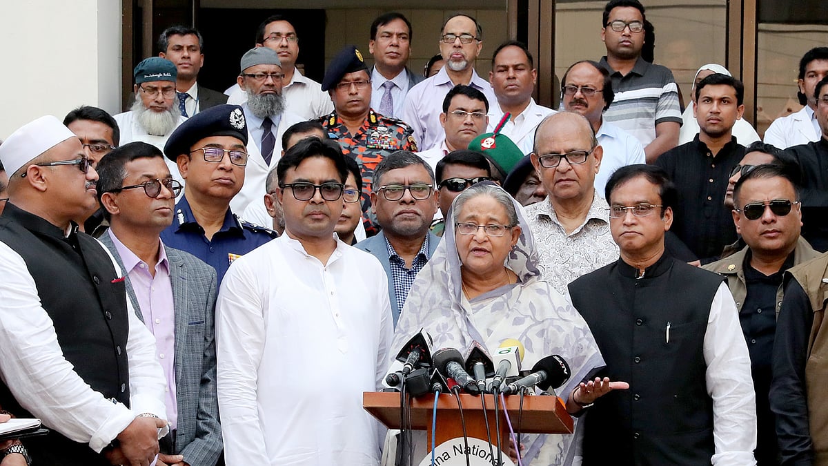 বার্ন ইউনিটে অগ্নিদগ্ধদের দেখতে গিয়ে সাংবাদিকদের সঙ্গে কথা বলছেন প্রধানমন্ত্রী শেখ হাসিনা। ছবি: বাসস