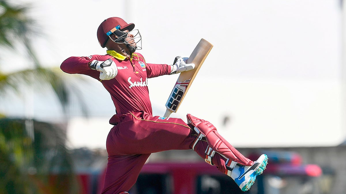 সেঞ্চুরির আনন্দে শূন্যে উড়াল দেওয়ার চেষ্টা হেটমায়ারের। ছবি: এএফপি