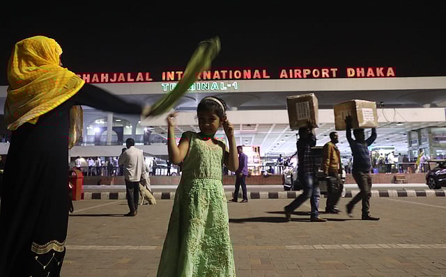 মশার আক্রমণ থেকে শিশুকে রক্ষার চেষ্টা করছেন তিনি। শাহজালাল আন্তর্জাতিক বিমানবন্দর, ঢাকা, ২৩ ফেব্রুয়ারি। ছবি: দীপু মালাকার