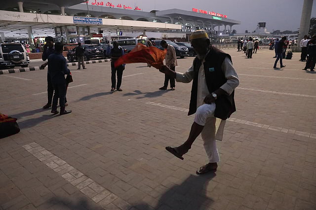 শরীরে বসা মশা তাড়ানোর চেষ্টা তাঁর। শাহজালাল আন্তর্জাতিক বিমানবন্দর, ঢাকা, ২৩ ফেব্রুয়ারি। ছবি: দীপু মালাকার