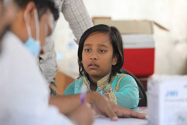 মা ও চাচার সঙ্গে ডিএনএ নমুনা দিতে গেছে ১০ বছর বয়সী নাসিমা আক্তার।