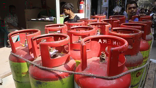 অলিগলিতে গড়ে উঠেছে এলপিজি সিলিন্ডারের দোকান। বংশালের মাজেদ সরদার রোডের চিত্র।