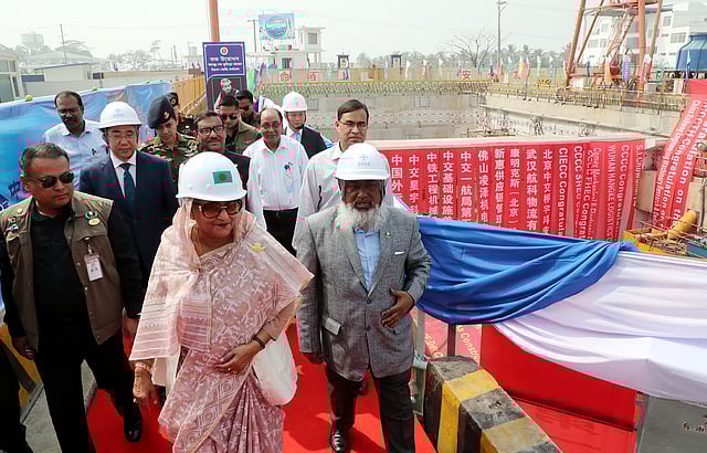 প্রধানমন্ত্রী শেখ হাসিনা আজ রোববার চট্টগ্রামে কর্ণফুলী নদীর তলদেশে দেশের প্রথম সুড়ঙ্গপথ ‘বঙ্গবন্ধু শেখ মুজিবুর রহমান টানেল’-এর খননকাজ পরিদর্শন করেন। ছবি: বাসস